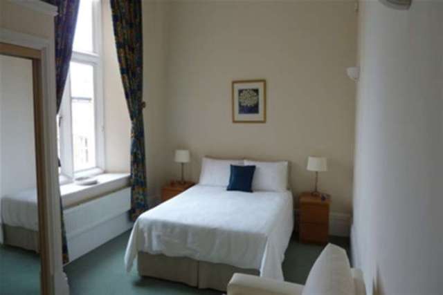  Image of 2 bedroom Flat to rent in Royal Earlswood Park Redhill RH1 at Redhill, RH1 6TE