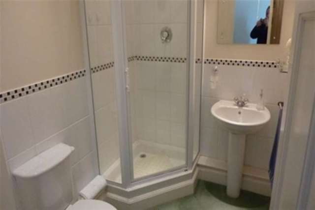  Image of 2 bedroom Flat to rent in Royal Earlswood Park Redhill RH1 at Redhill, RH1 6TE