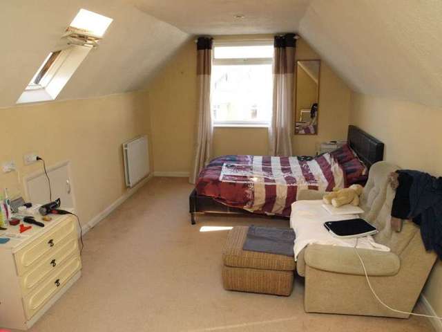  Image of 8 bedroom Detached house for sale in Salisbury Road Farnborough GU14 at Salisbury Road  Farnborough, GU14 7AG
