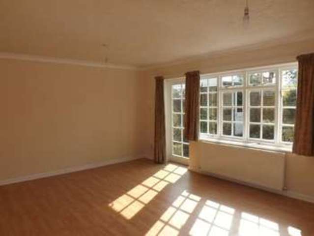  Image of 3 bedroom Semi-Detached house to rent in South Farm Road Broadwater Worthing BN14 at South Farm Road  Worthing, BN14 7BA