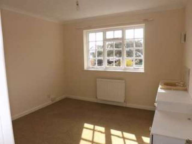  Image of 3 bedroom Semi-Detached house to rent in South Farm Road Broadwater Worthing BN14 at South Farm Road  Worthing, BN14 7BA