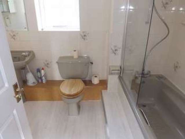  Image of 3 bedroom Semi-Detached house to rent in South Farm Road Broadwater Worthing BN14 at South Farm Road  Worthing, BN14 7BA