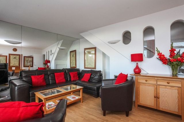 Image of 2 bedroom Flat to rent in St. Giles High Street London WC2H at St Giles High Street Array Shaftesbury Avenue, WC2H 8LW