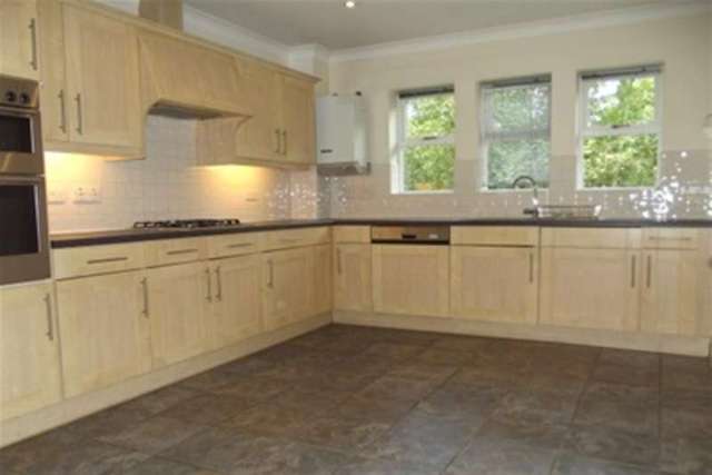  Image of 3 bedroom Flat to rent in Stanhope Road Bowdon Altrincham WA14 at Altrincham, WA14 3JL