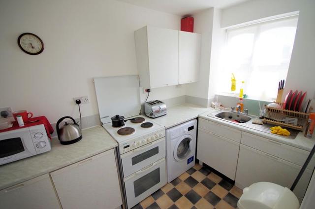  Image of 1 bedroom Flat to rent in Taunton Drive London N2 at London, N2 8JD