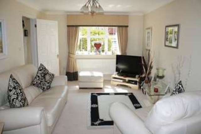  Image of 4 bedroom Detached house to rent in Youens Drive Thame OX9 at Youens Drive  Thame, OX9 3ZQ