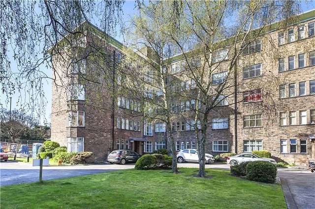  Image of 3 bedroom Flat for sale in The Lawns Lee Terrace London SE3 at Lee Terrace London Blackheath, SE3 9TD