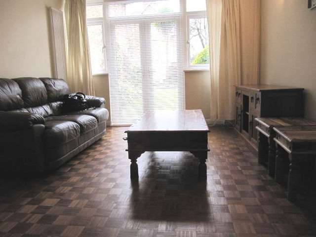  Image of 2 bedroom Flat to rent in Upper Richmond Road London SW15 at Putney SW15 5QW London, SW15 5QW