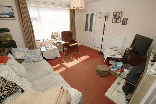  Image of 3 bedroom Detached house for sale in Lyne Way Hemel Hempstead HP1 at Lyne Way Warners End Hemel Hempstead, HP1 3PN