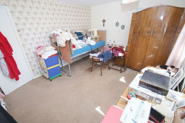  Image of 3 bedroom Detached house for sale in Lyne Way Hemel Hempstead HP1 at Lyne Way Warners End Hemel Hempstead, HP1 3PN