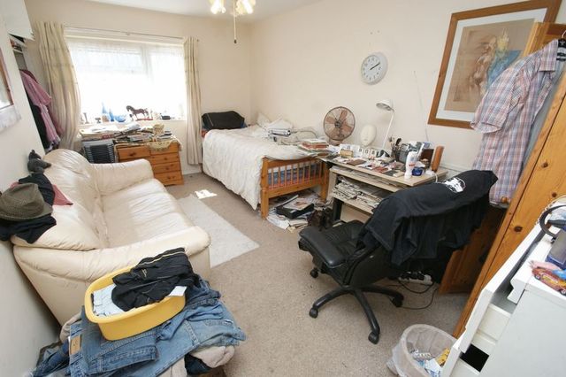  Image of 3 bedroom Detached house for sale in Lyne Way Hemel Hempstead HP1 at Lyne Way Warners End Hemel Hempstead, HP1 3PN