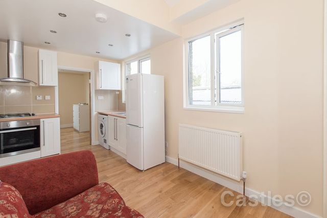 Image of 2 bedroom Flat to rent in West Green Road London N15 at West Green Road  London, N15 3DA