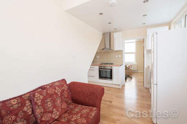  Image of 2 bedroom Flat to rent in West Green Road London N15 at West Green Road  London, N15 3DA