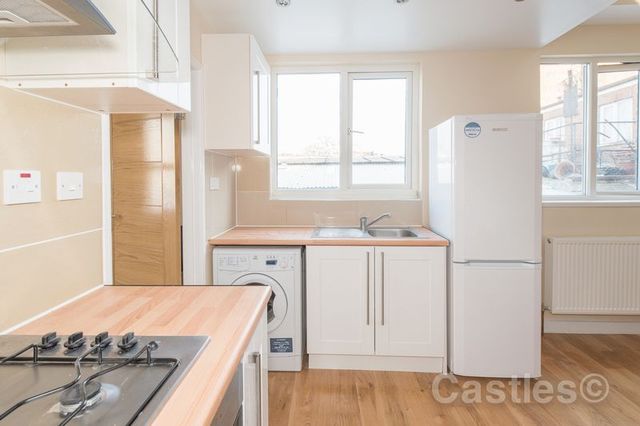  Image of 2 bedroom Flat to rent in West Green Road London N15 at West Green Road  London, N15 3DA