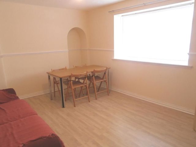  Image of 3 bedroom Flat to rent in West Pilton Grove Edinburgh EH4 at Pilton Edinburgh Edinburgh, EH4 4EP
