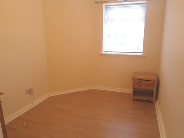  Image of 3 bedroom Flat to rent in West Pilton Grove Edinburgh EH4 at Pilton Edinburgh Edinburgh, EH4 4EP