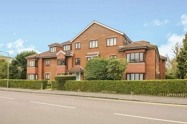 Image of 2 bedroom Flat for sale in Eastbury Avenue Northwood HA6 at 19 Eastbury Avenue  Northwood, HA6 3LE