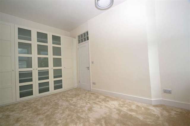  Image of 2 bedroom Apartment to rent in Woodside London SW19 at Wimbledon, SW19 7AW
