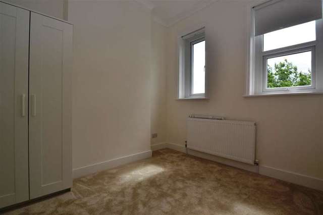  Image of 2 bedroom Apartment to rent in Woodside London SW19 at Wimbledon, SW19 7AW