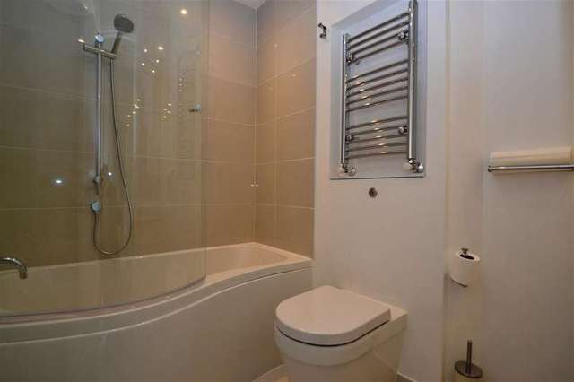  Image of 2 bedroom Apartment to rent in Woodside London SW19 at Wimbledon, SW19 7AW
