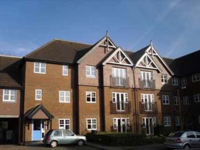  Image of 2 bedroom Flat to rent in Newbury Road Crawley RH10 at Worth Crawley, RH10 7SN