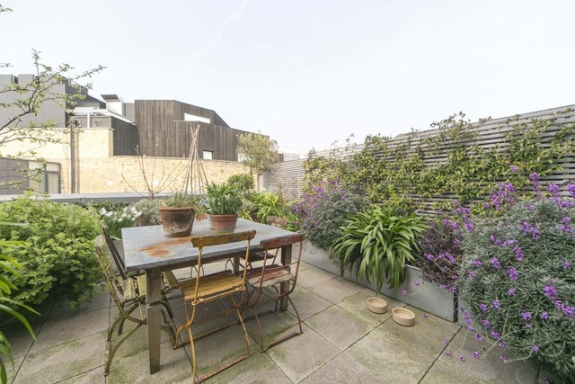  Image of 2 bedroom Apartment to rent in Garden Walk London EC2A at London, EC2A 3EW
