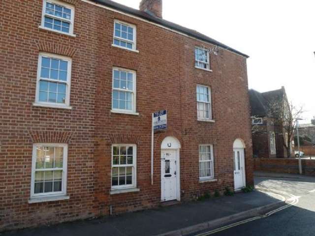  Image of 3 bedroom Town House to rent in Gravel Walk Tewkesbury GL20 at Tewkesbury  Tewkesbury, GL20 5NL