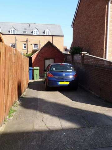  Image of 3 bedroom Town House to rent in Gravel Walk Tewkesbury GL20 at Tewkesbury  Tewkesbury, GL20 5NL