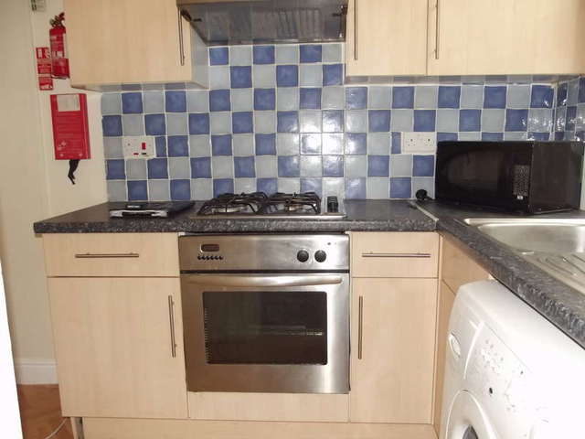  Image of 2 bedroom Terraced house to rent in Beechwood Grove Burley Leeds LS4 at Burley Leeds West Yorkshire, LS4 2LT