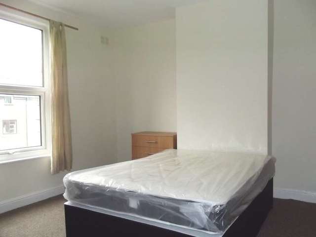  Image of 2 bedroom Terraced house to rent in Beechwood Grove Burley Leeds LS4 at Burley Leeds West Yorkshire, LS4 2LT