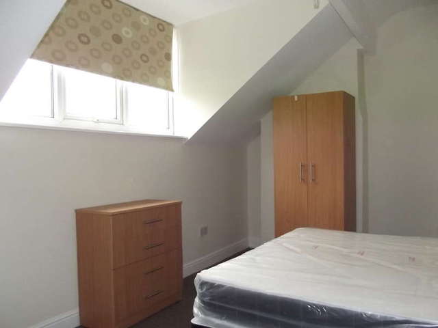  Image of 2 bedroom Terraced house to rent in Beechwood Grove Burley Leeds LS4 at Burley Leeds West Yorkshire, LS4 2LT