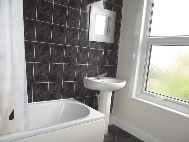  Image of 2 bedroom Terraced house to rent in Beechwood Grove Burley Leeds LS4 at Burley Leeds West Yorkshire, LS4 2LT