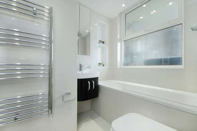  Image of 3 bedroom Apartment to rent in St. Johns Wood Park London NW8 at St Johns Wood Park St John`s Wood London, NW8 6NL