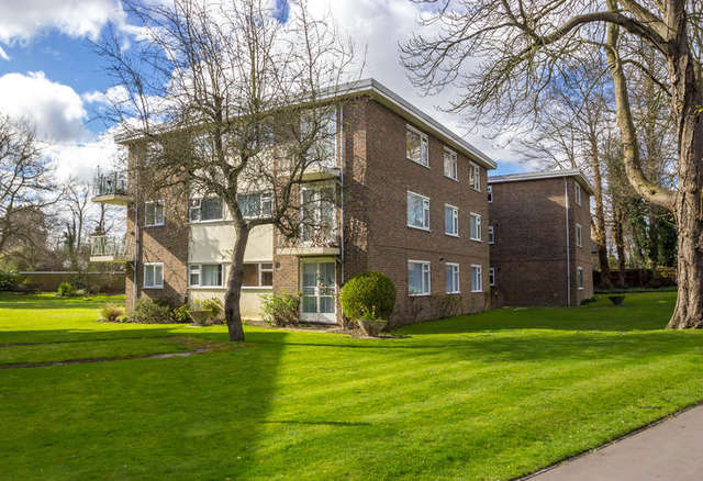  Image of 3 bedroom Flat for sale in Bramley Hyrst Bramley Hill South Croydon CR2 at South Croydon Sanderstead, CR2 6LL