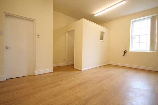  Image of 1 bedroom Ground Flat to rent in The Tything Worcester WR1 at 26 Tything  Worcester, WR1 1JL