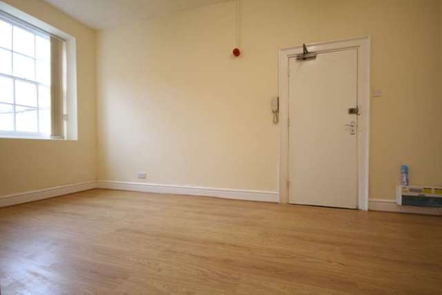  Image of 1 bedroom Ground Flat to rent in The Tything Worcester WR1 at 26 Tything  Worcester, WR1 1JL