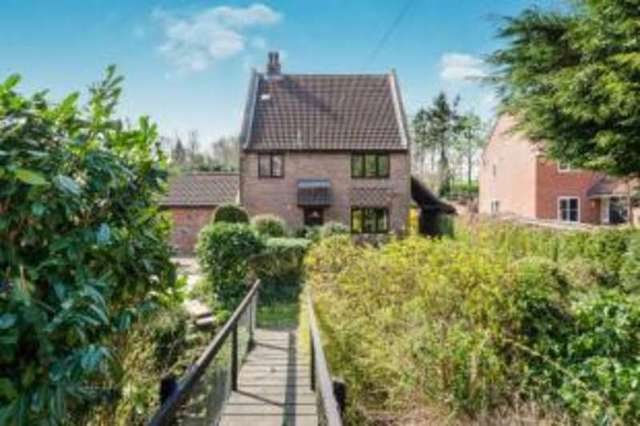 Image of 5 bedroom Detached house for sale in Hall Road Brockdish Diss IP21 at Brockdish Diss Brockdish, IP21 4JT