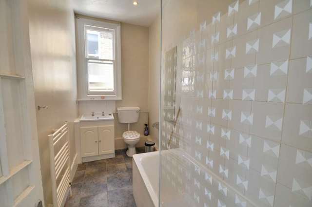  Image of 2 bedroom Flat to rent in The Park London W5 at The Park Ealing London, W5 5NF