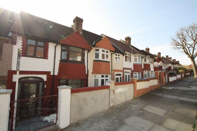  Image of 3 bedroom Terraced house for sale in Castlewood Drive London SE9 at Castlewood Drive  Eltham, SE9 1NG