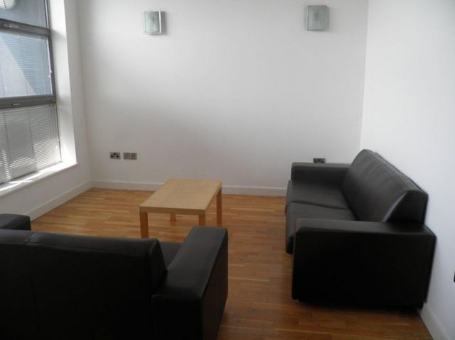  Image of 2 bedroom Apartment to rent in Oldham Road Manchester M4 at 1 Henry Street  Manchester City, M4 5DE