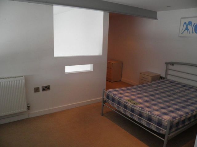  Image of 2 bedroom Apartment to rent in Oldham Road Manchester M4 at 1 Henry Street  Manchester City, M4 5DE
