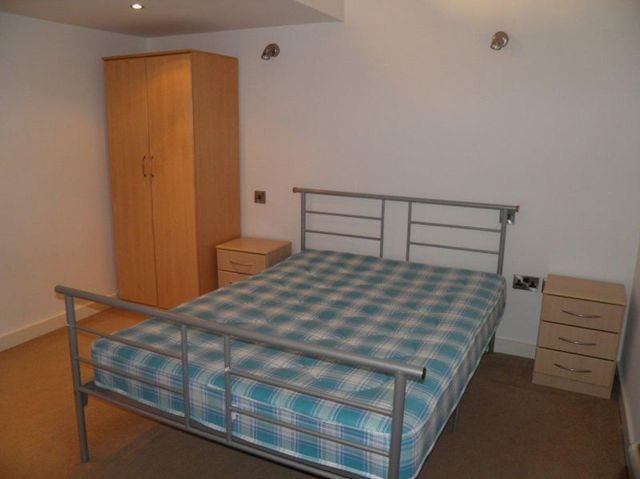  Image of 2 bedroom Apartment to rent in Oldham Road Manchester M4 at 1 Henry Street  Manchester City, M4 5DE