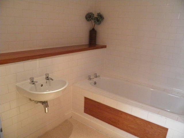  Image of 2 bedroom Apartment to rent in Oldham Road Manchester M4 at 1 Henry Street  Manchester City, M4 5DE