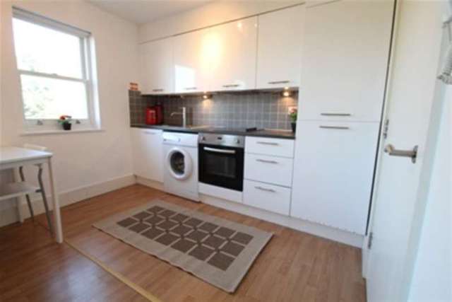  Image of 1 bedroom Flat to rent in Courthill Road London SE13 at London, SE13 6DW