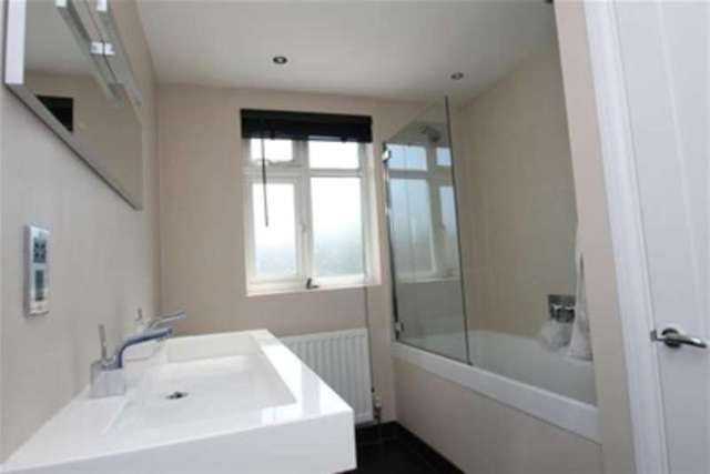  Image of 4 bedroom Detached house to rent in Croft Avenue West Wickham BR4 at West Wickham, BR4 0QJ