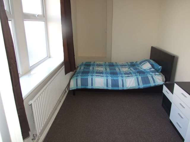  Image of 1 bedroom House Share to rent in Despenser Gardens Cardiff CF11 at Despenser Garden Riverside Cardiff, CF11 6AY