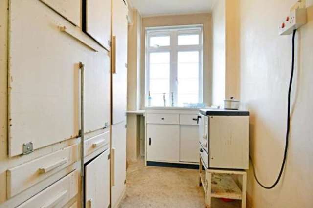 Image of 1 bedroom Flat for sale in Balham High Road London SW17 at Balham High Road London Upper Tooting, SW17 7JN