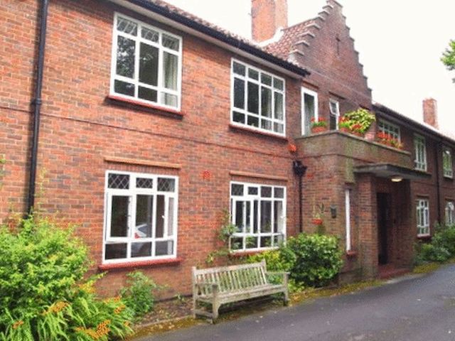  Image of 2 bedroom Flat to rent in South Street Epsom KT18 at South Street  Epsom, KT18 7QF