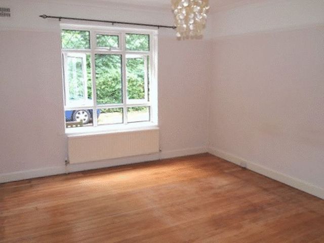  Image of 2 bedroom Flat to rent in South Street Epsom KT18 at South Street  Epsom, KT18 7QF