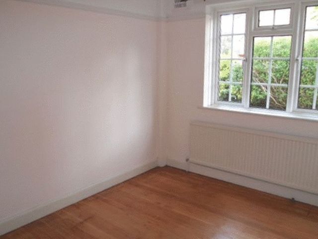  Image of 2 bedroom Flat to rent in South Street Epsom KT18 at South Street  Epsom, KT18 7QF
